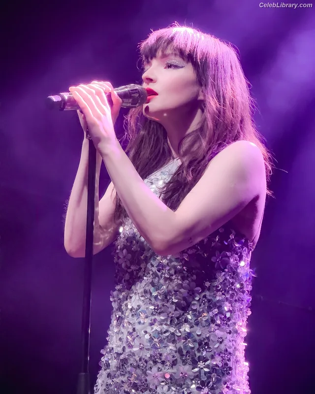 Lauren Mayberry photo 4 of 1227