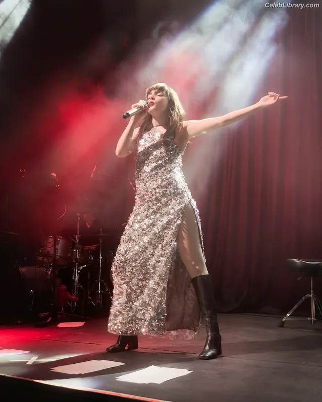 Lauren Mayberry photo 5 of 1227