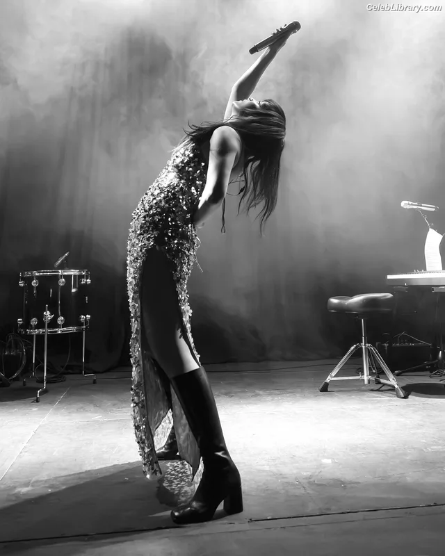 Lauren Mayberry photo 7 of 1227