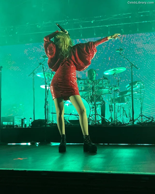 Lauren Mayberry photo 16 of 1227
