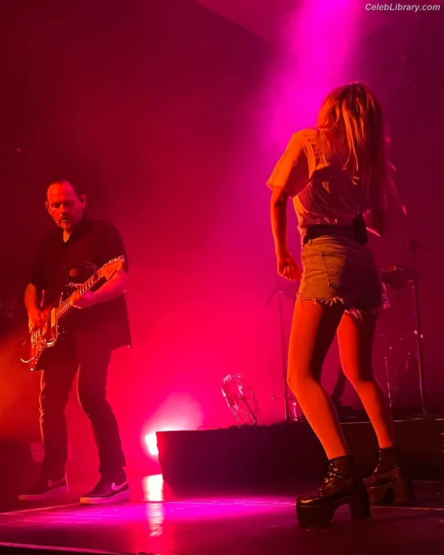 Lauren Mayberry photo 20 of 1227