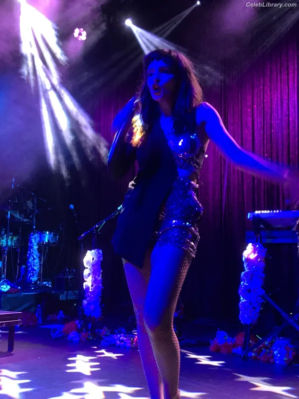 Lauren Mayberry photo 5 of 1227