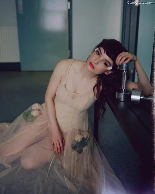 Lauren Mayberry photo 13 of 1227
