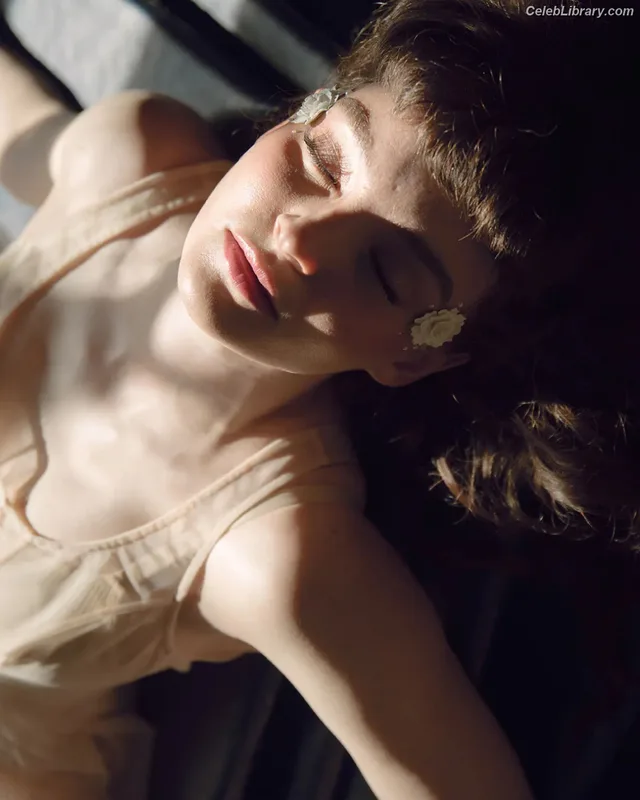 Lauren Mayberry photo 14 of 1227