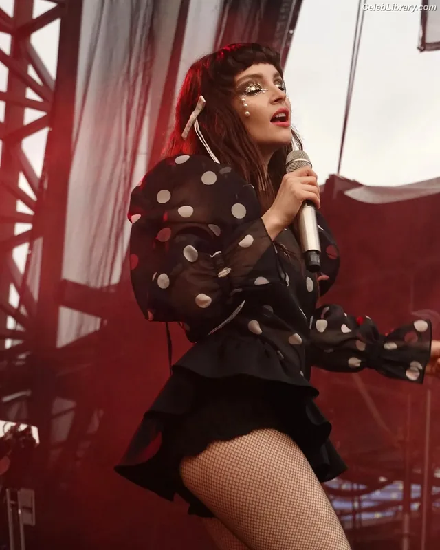 Lauren Mayberry photo 4 of 1227