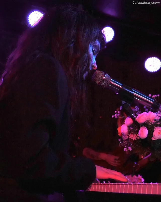 Lauren Mayberry photo 7 of 1227