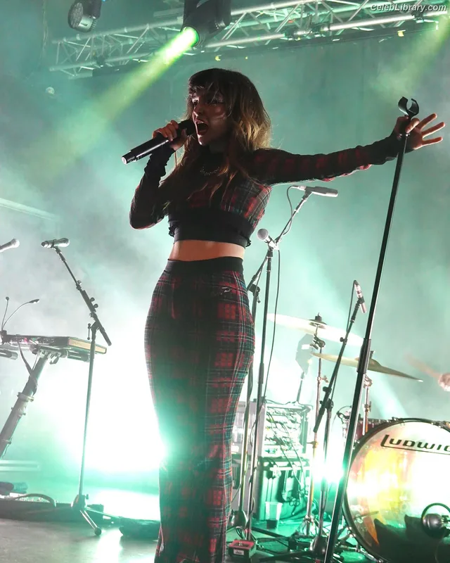 Lauren Mayberry photo 11 of 1227