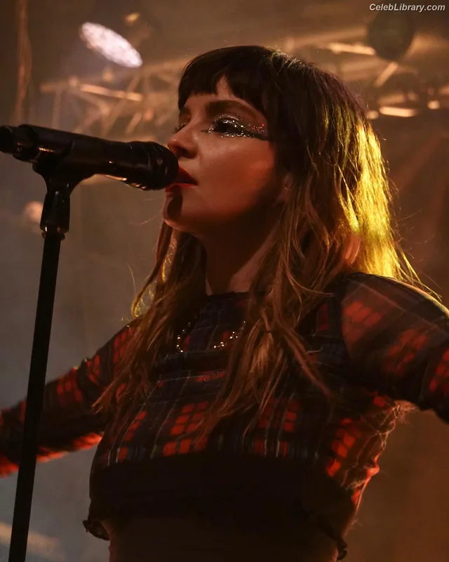 Lauren Mayberry photo 12 of 1227