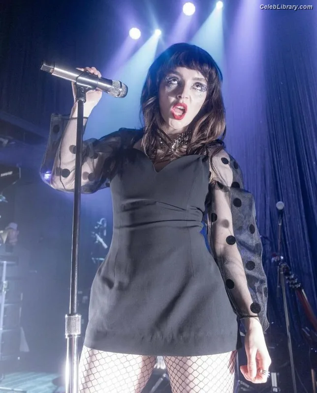 Lauren Mayberry photo 1 of 1227