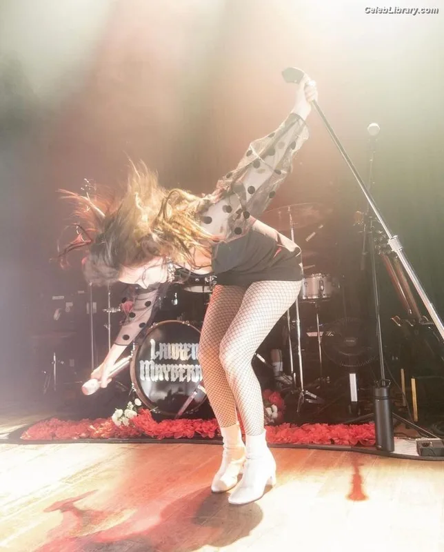 Lauren Mayberry photo 2 of 1227