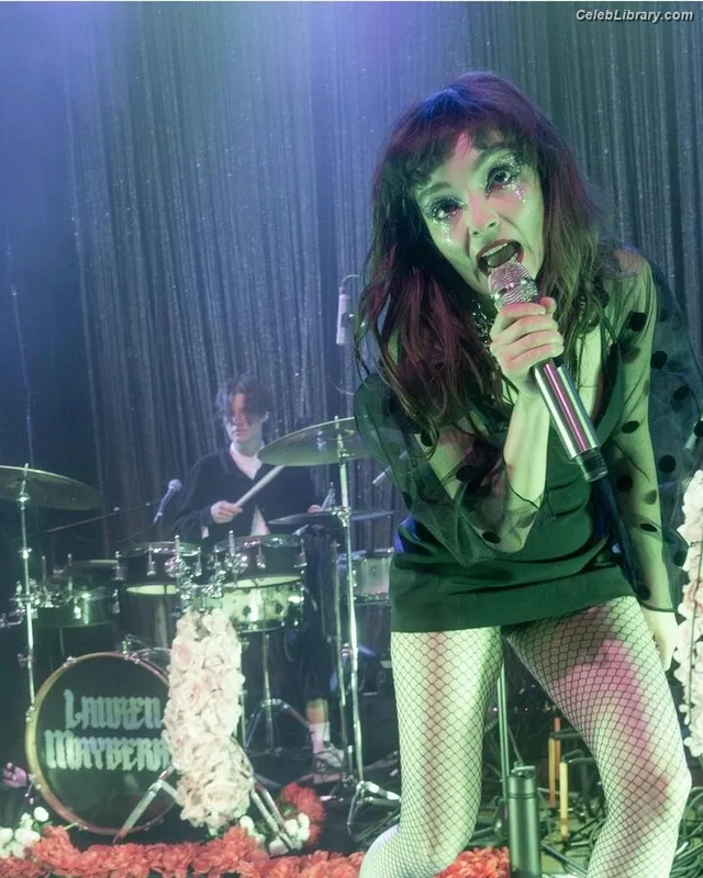 Lauren Mayberry photo 4 of 1227