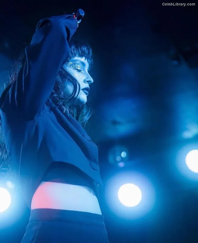 Lauren Mayberry photo 5 of 1227