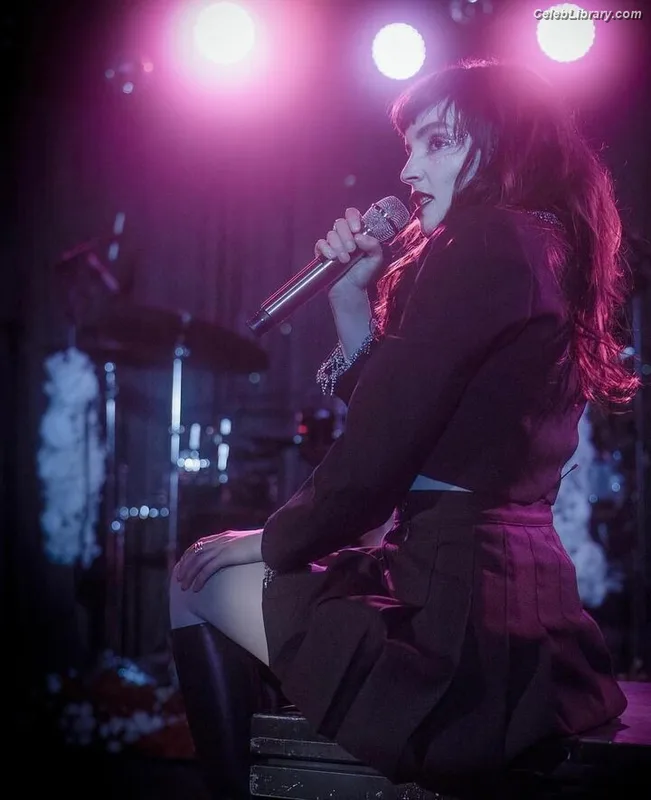 Lauren Mayberry photo 7 of 1227