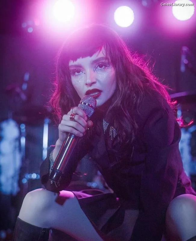 Lauren Mayberry photo 8 of 1227