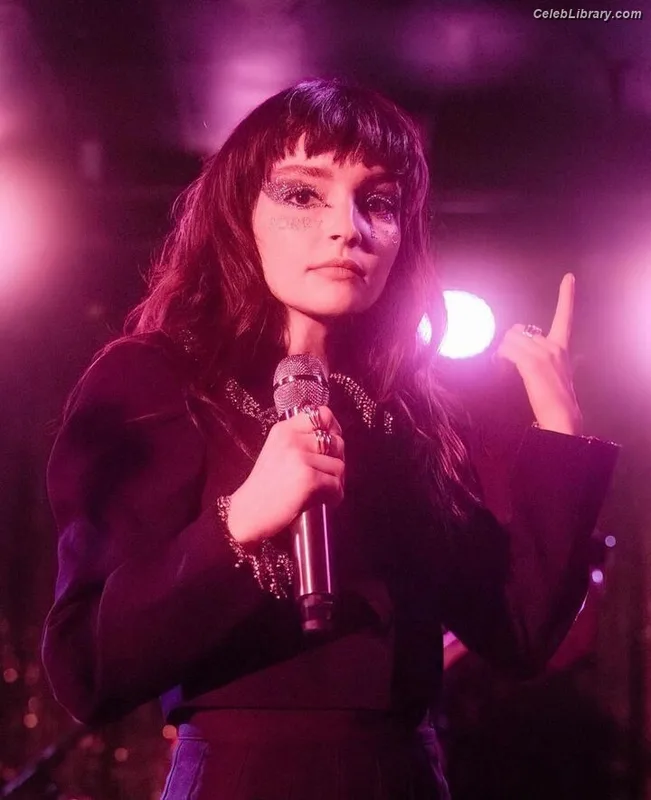 Lauren Mayberry photo 9 of 1227
