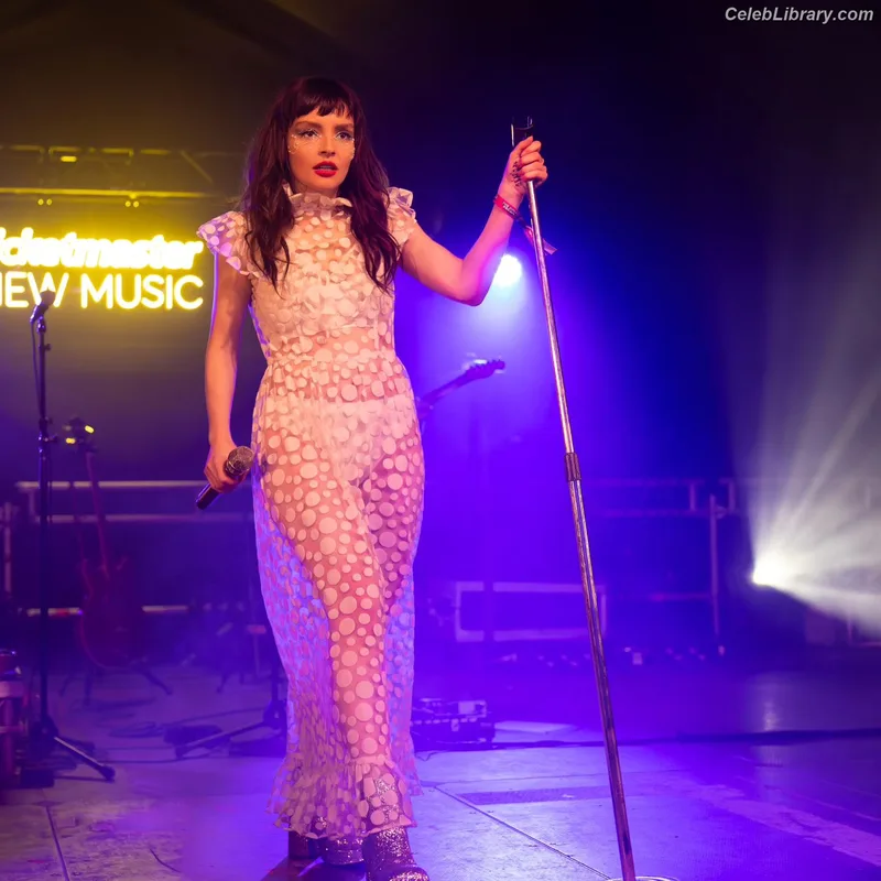 Lauren Mayberry photo 17 of 1227