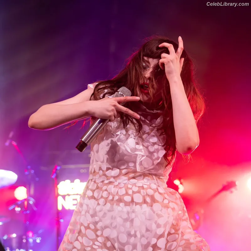 Lauren Mayberry photo 1 of 1227