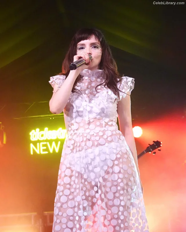 Lauren Mayberry photo 2 of 1227