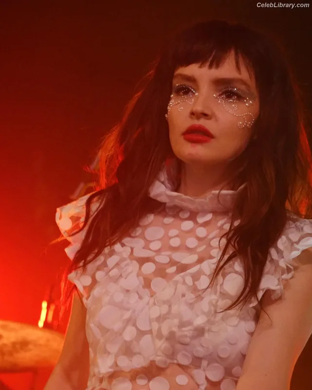 Lauren Mayberry photo 8 of 1227