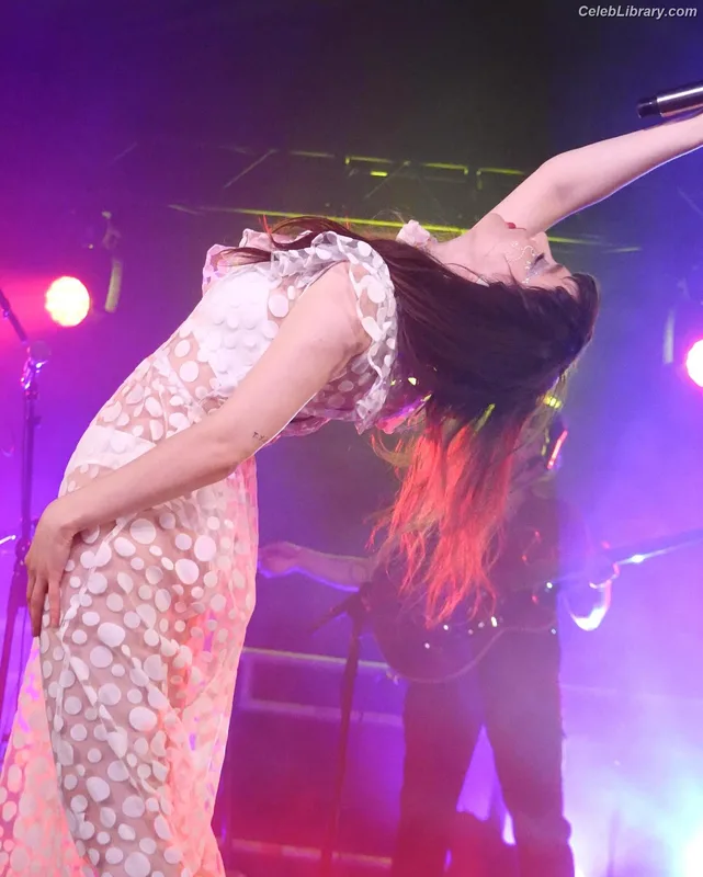 Lauren Mayberry photo 10 of 1227
