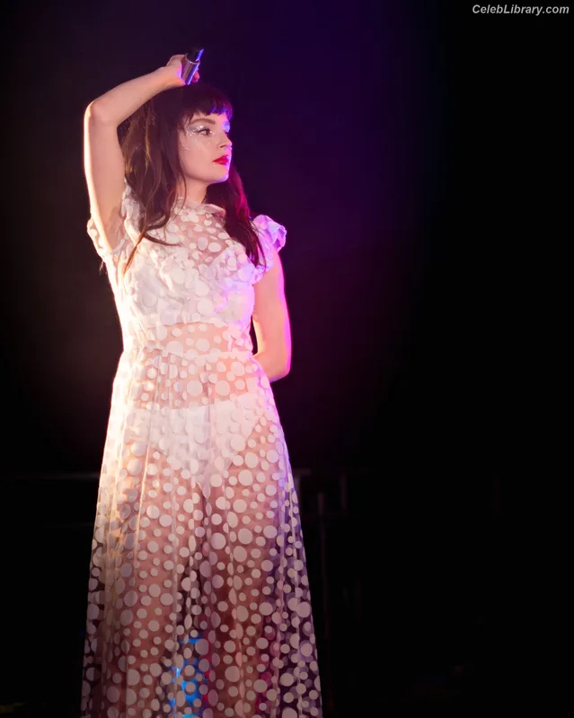 Lauren Mayberry photo 13 of 1227
