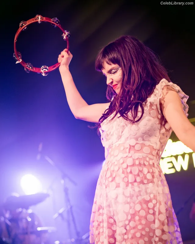 Lauren Mayberry photo 20 of 1227