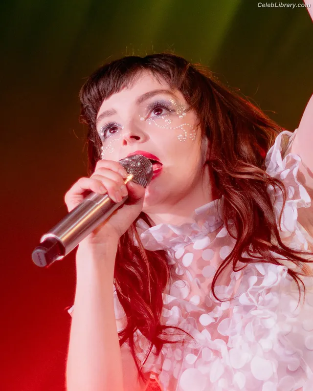 Lauren Mayberry photo 1 of 1227