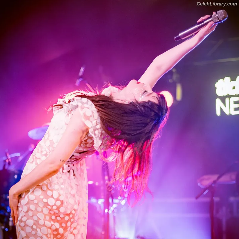 Lauren Mayberry photo 9 of 1227