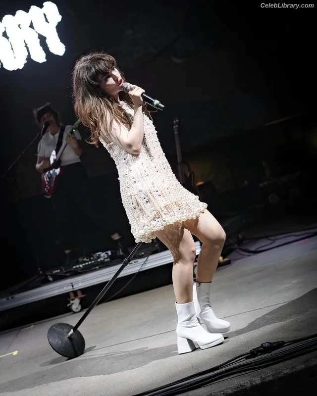 Lauren Mayberry photo 12 of 1227