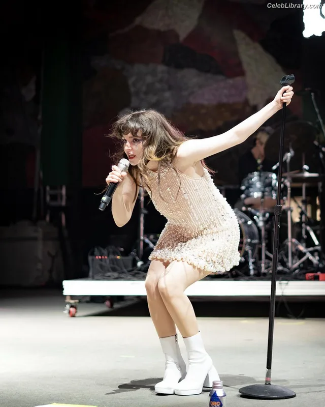 Lauren Mayberry photo 17 of 1227