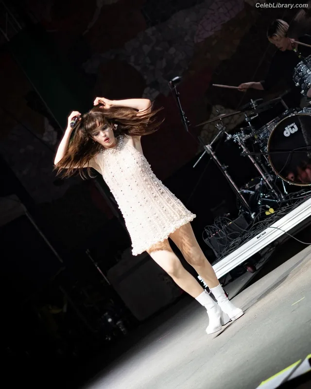 Lauren Mayberry photo 23 of 1227