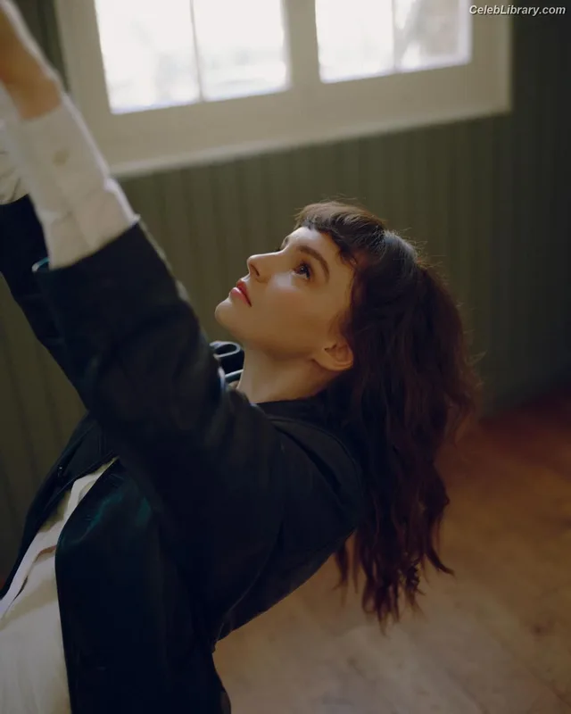 Lauren Mayberry photo 1 of 1227