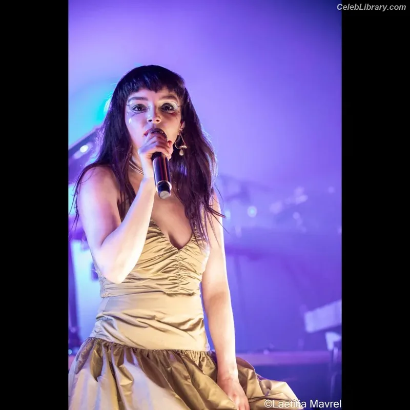 Lauren Mayberry photo 6 of 1227