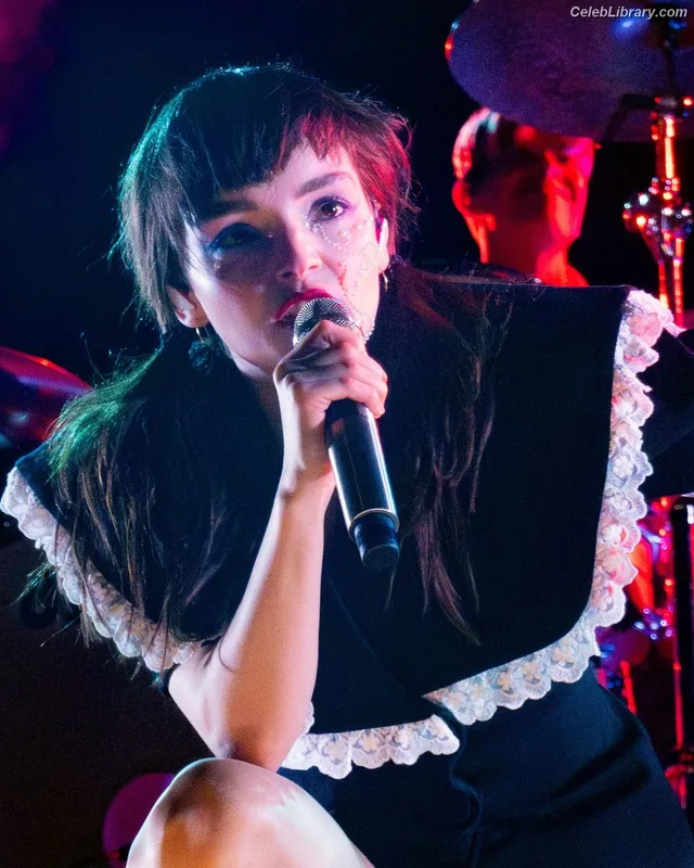 Lauren Mayberry photo 12 of 1227