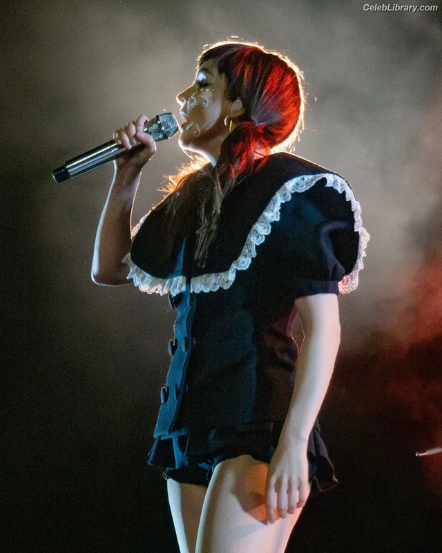 Lauren Mayberry photo 13 of 1227
