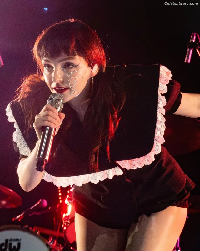 Lauren Mayberry photo 16 of 1227