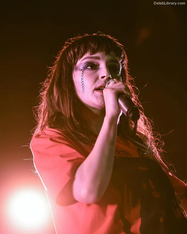 Lauren Mayberry photo 1 of 1227
