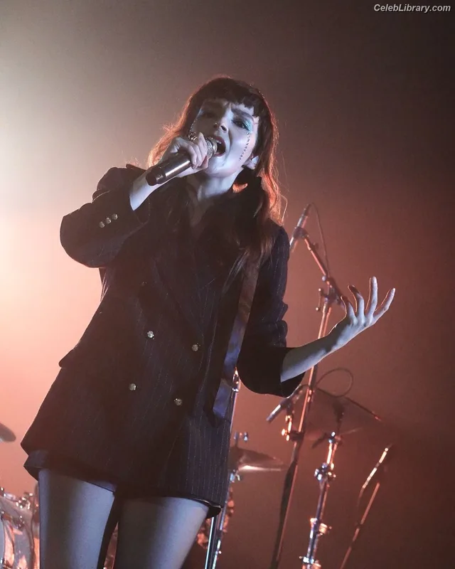 Lauren Mayberry photo 2 of 1227