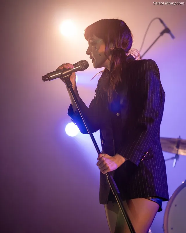 Lauren Mayberry photo 3 of 1227