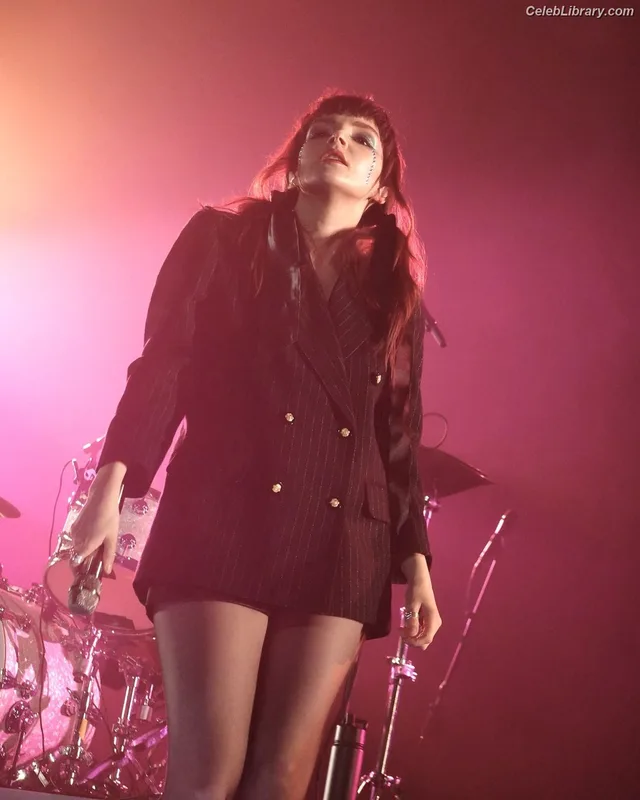 Lauren Mayberry photo 5 of 1227