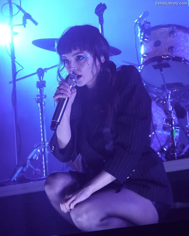 Lauren Mayberry photo 9 of 1227