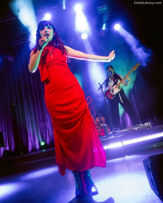 Lauren Mayberry photo 22 of 1227