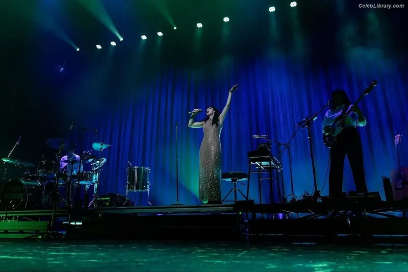 Lauren Mayberry photo 23 of 1227
