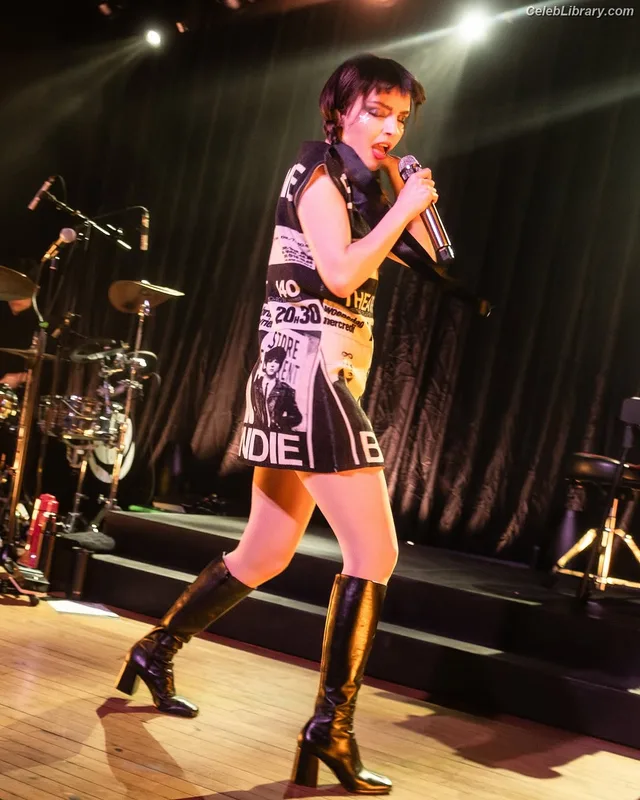 Lauren Mayberry photo 2 of 1227