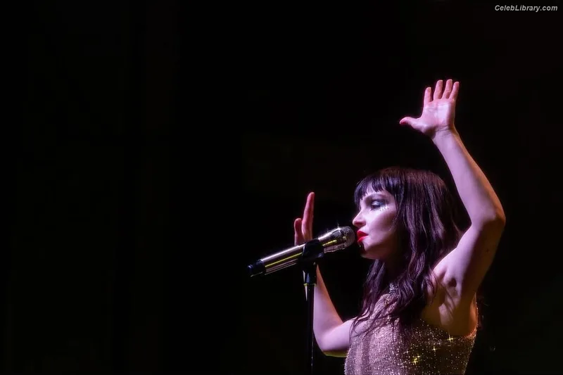 Lauren Mayberry photo 4 of 1227