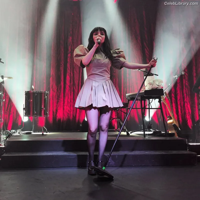 Lauren Mayberry photo 2 of 1227