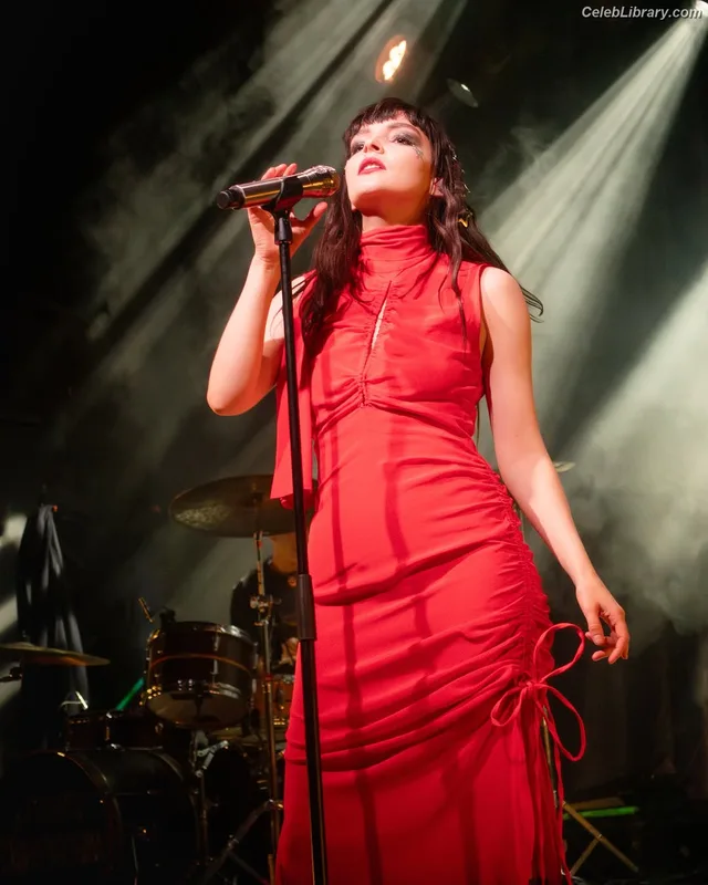 Lauren Mayberry photo 12 of 1227