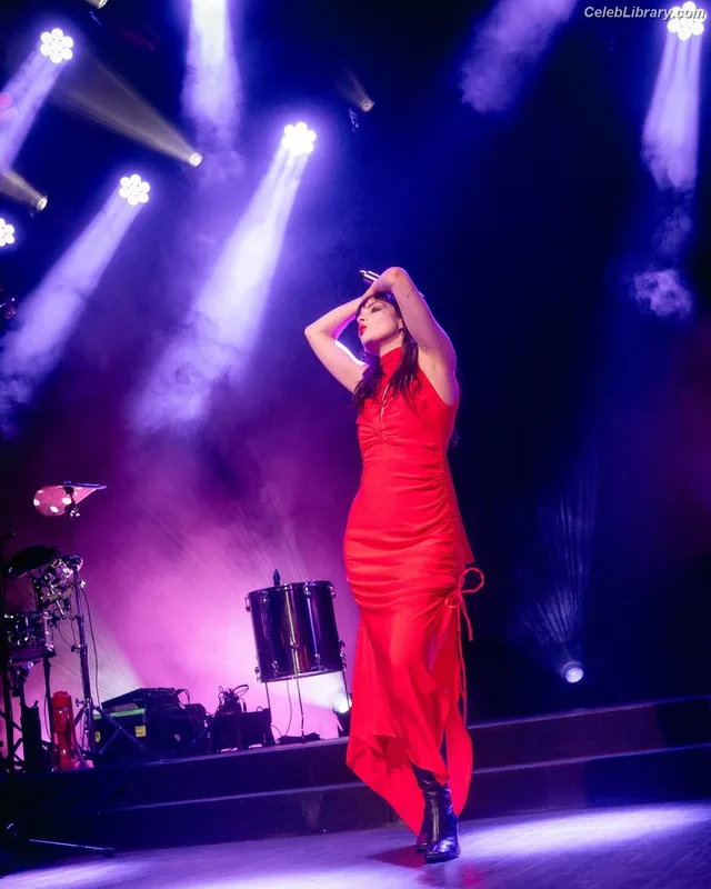 Lauren Mayberry photo 14 of 1227
