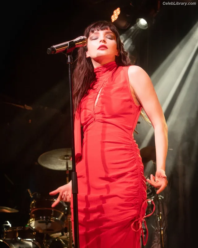Lauren Mayberry photo 21 of 1227