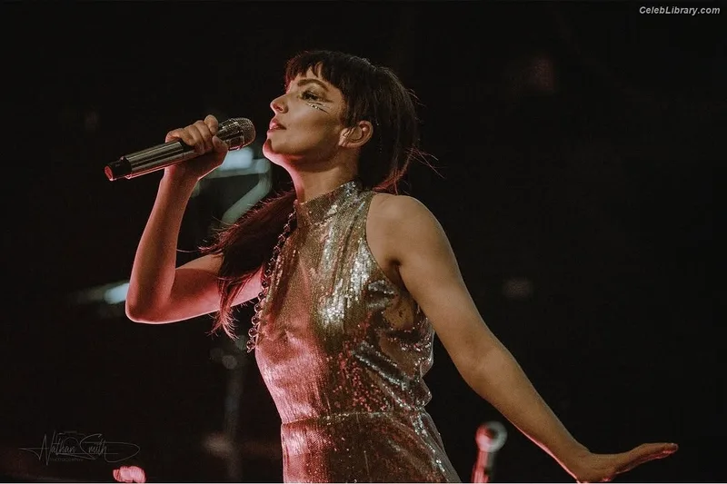 Lauren Mayberry photo 1 of 1227